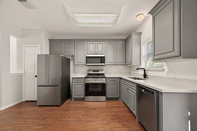 Building Photo - 218 Plaza Del Sol Park