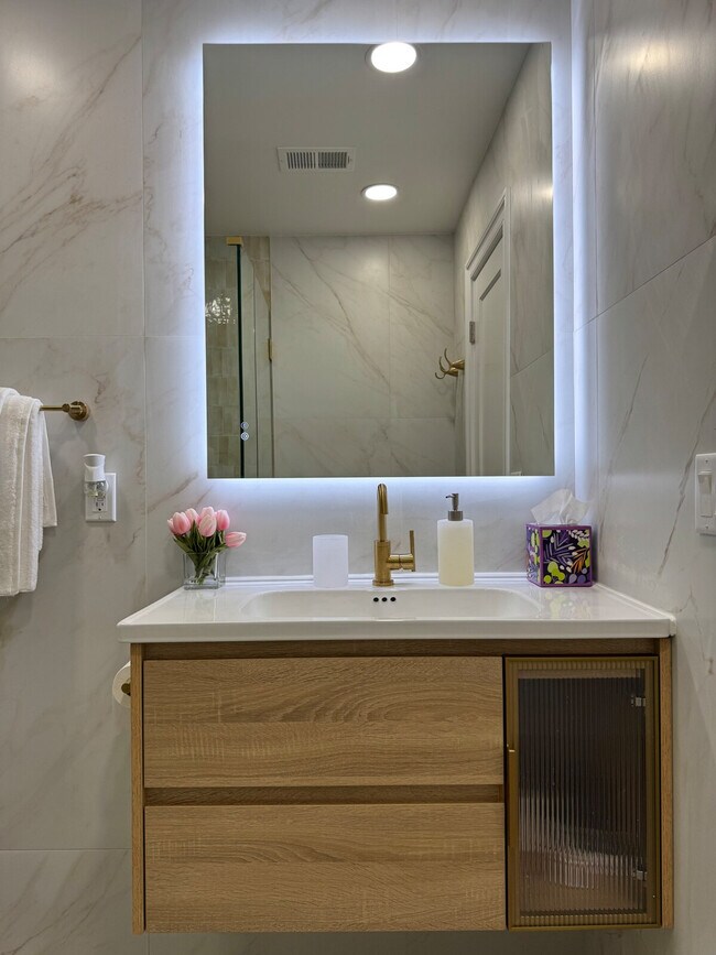 Building Photo - 240 Norgrove Ave