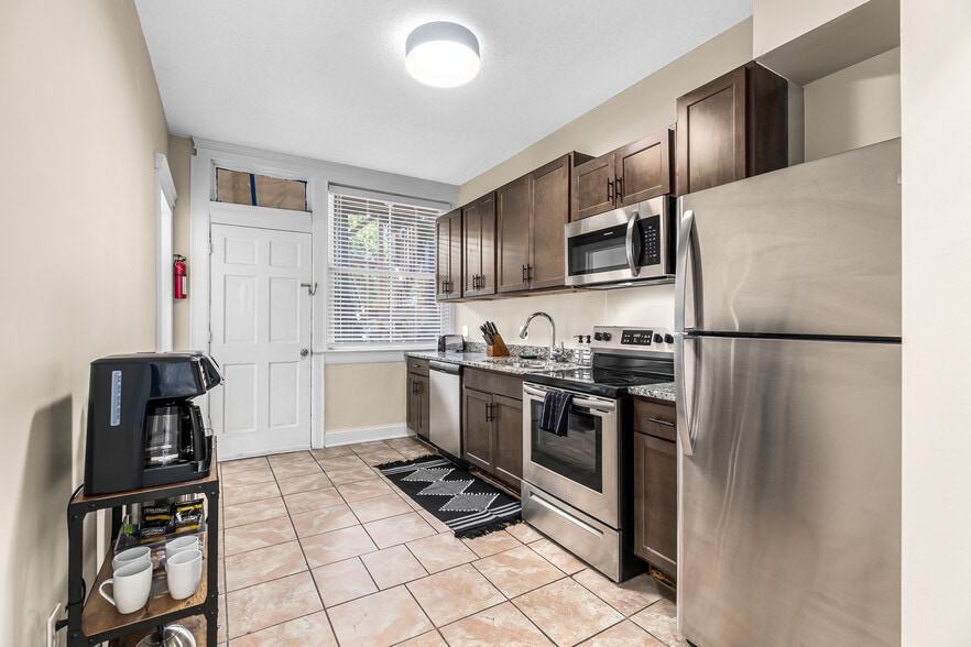 Building Photo - 3402 Brush St