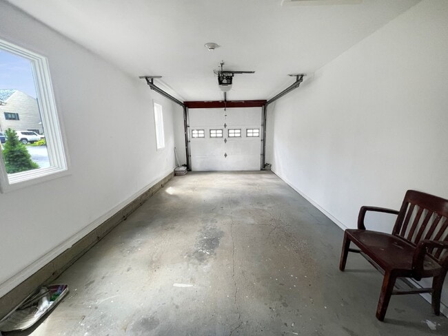Building Photo - Gorgeous and newly renovated townhouse-sty...