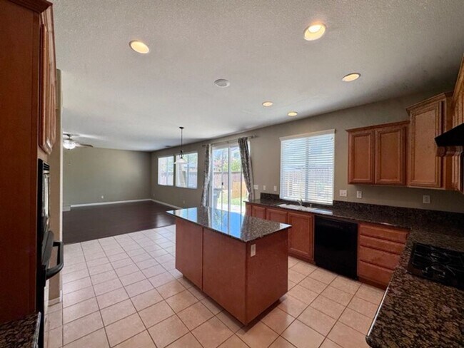 Building Photo - Beautiful Two Story 5 bedroom Home in the ...