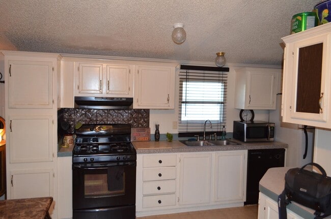 Building Photo - 1105 N Lamesa Rd