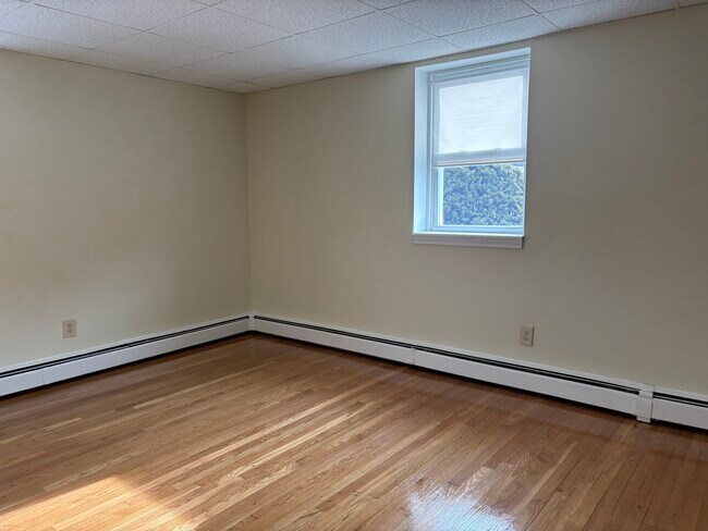 Building Photo - 1731 Highland Apartment