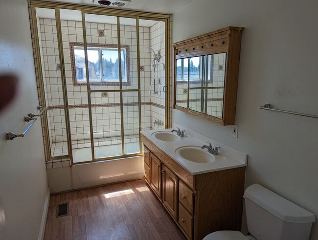 Building Photo - Very large 5 Bedroom