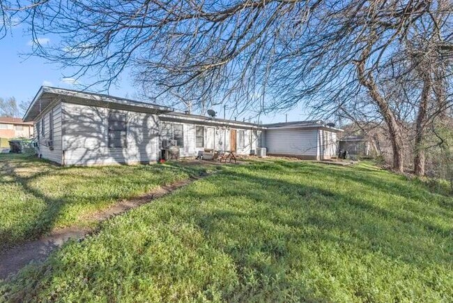 Building Photo - 3 Pershing Dr