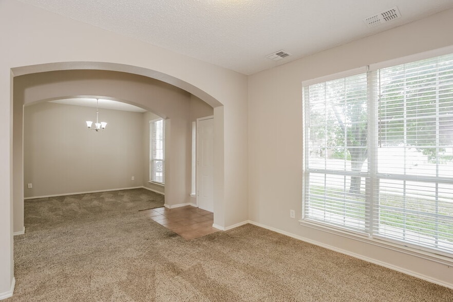 Building Photo - 2504 Frontier Dr