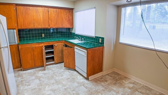 Building Photo - Charming Pet Friendly, 3-Bedroom 1-Bath, p...