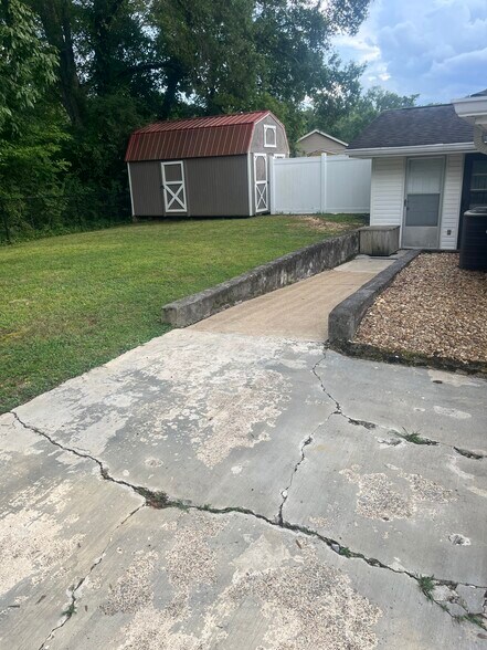 Private fenced in yard - 1822 A, Lela Lane
