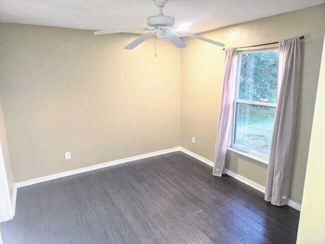 Building Photo - Large Family Home-Great Location! 3/2/2 + ...