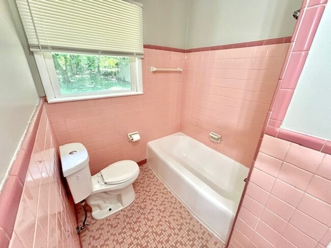 Building Photo - 3902 Lakeview Dr NW