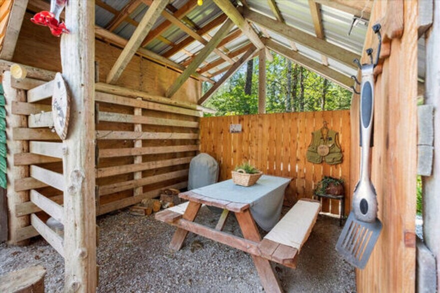 Building Photo - 321 Paradise Dr