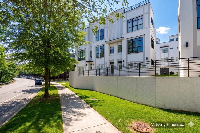 Building Photo - Luxury Living with amazing views!