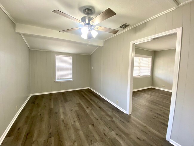 Building Photo - 3 Bedroom 3 bathroom Remodeled home ready to be loved