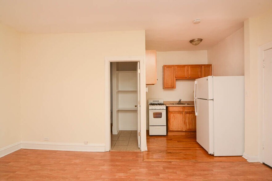 Building Photo - 4854 N Damen Ave