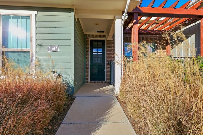 Building Photo - 1332 Square foot townhome in a beautiful community in Argyle, TX ready for lease.