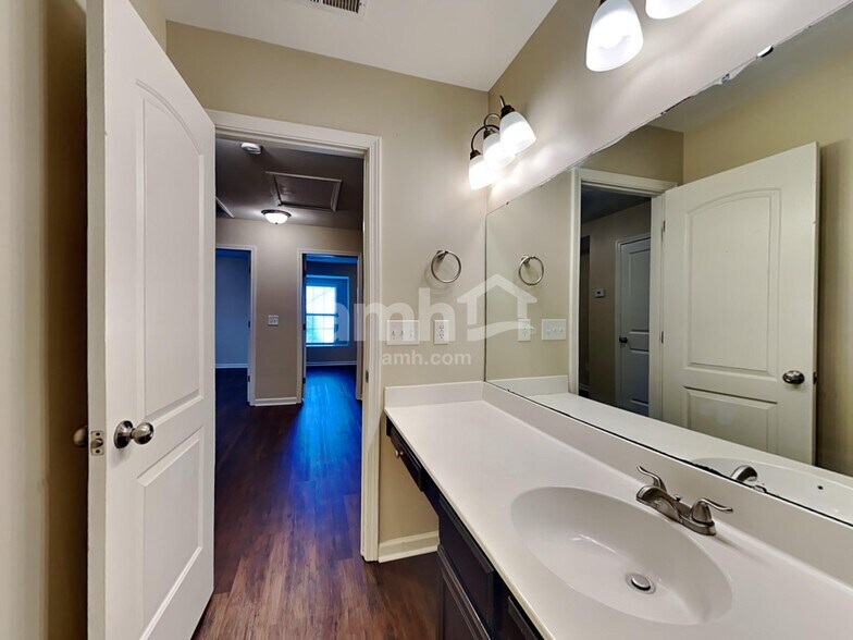 Building Photo - 303 Duck Pond Ln