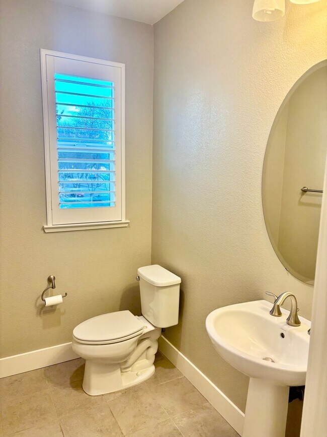 Building Photo - Must see beautiful and large Townhome in Dublin- Close to Everything!