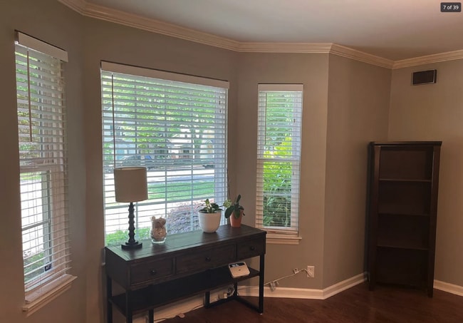 Building Photo - "Charming 2-Bedroom Retreat in Franklin with 1.5 Baths and Cozy 1244 Sq Ft Layout!"