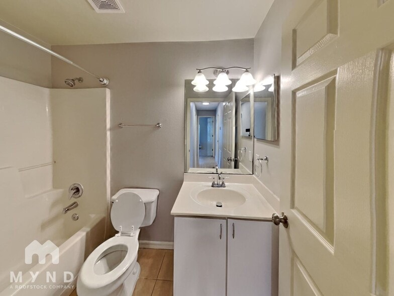 Building Photo - 6218 Calamari Pl