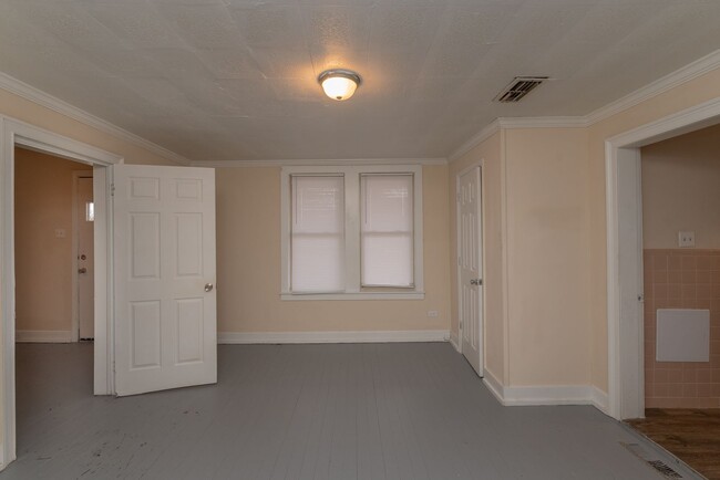 Building Photo - PRICE REDUCED- $995 - Cute 3 Bed/2 Bath Si...