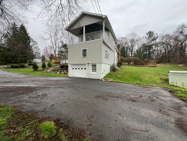 Building Photo - Gorgeous 3 bed, 2 bath home | Lawn Care Included