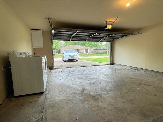 Building Photo - 10011 Appleridge Dr