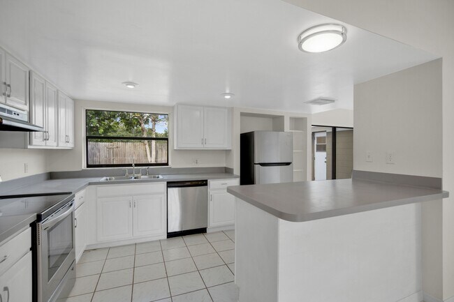 Building Photo - 398 Buttonwood Dr