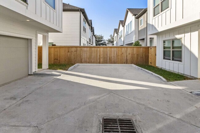 Building Photo - 6742 Peerless St