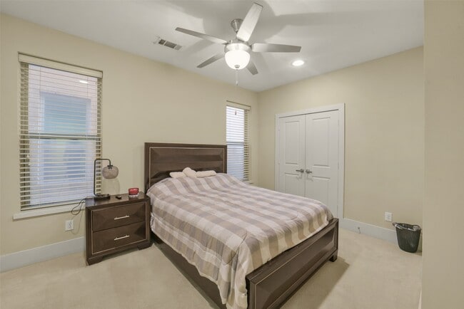 Building Photo - 5425 Hidalgo St