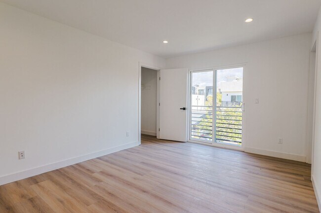 Building Photo - 2419 Carmona Ave