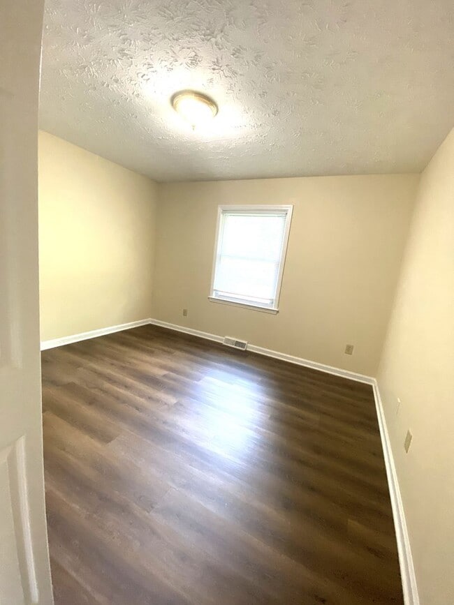 Building Photo - 1505 Kelly Cir