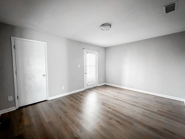 Building Photo - 2 bedroom/2.5 bathroom condo in Gainesville City Limits