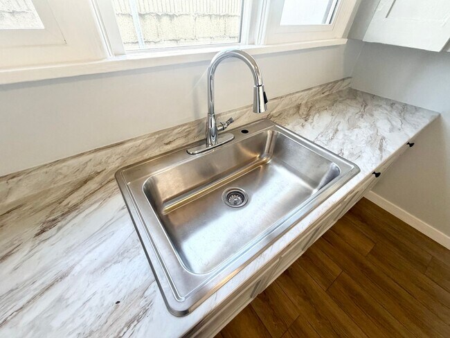 Building Photo - 2 bed 1 bath SFH near USC with gated parking