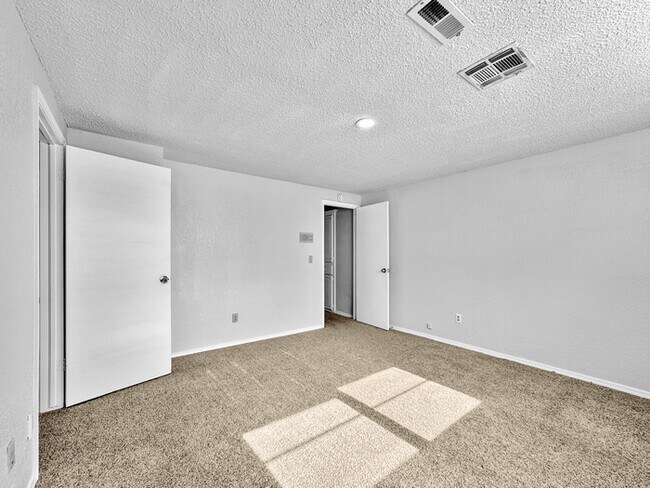 Building Photo - 2422 Ripple Creek Ln