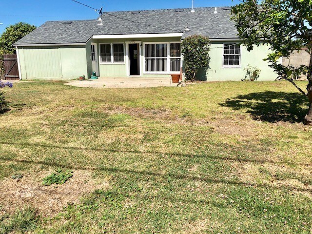 Building Photo - Quaint Midtown Home with New Wood Flooring & Large Yard!!