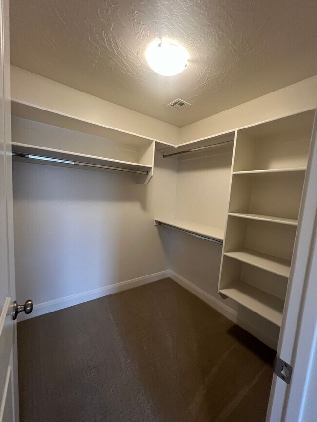 Building Photo - Stunning 5 bedroom, 2.5 bathroom home in d...