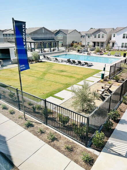 Building Photo - 2821 E Tamarind Dr