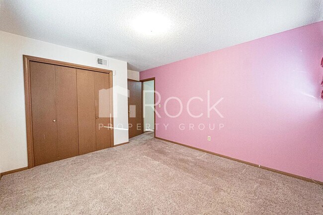 Building Photo - 3 Bedroom Home with 2-Car Garage and Covered Parking