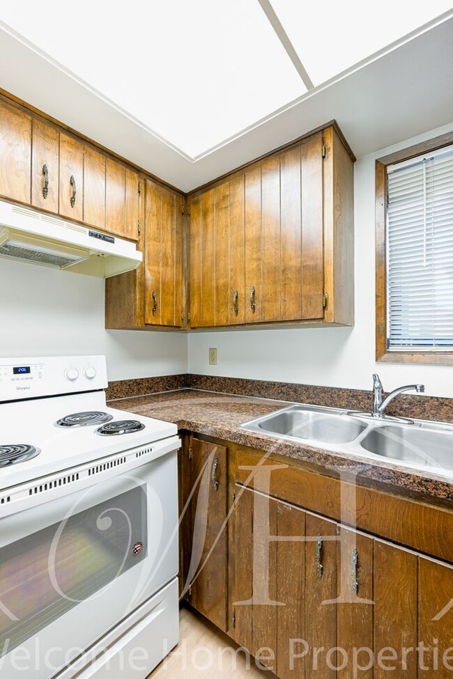 Building Photo - Great 2 Bedroom Condo with Storage and Out...