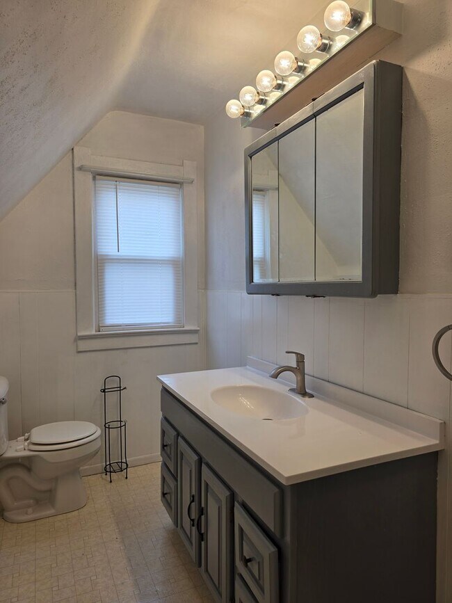 Building Photo - Three Bedroom Single Family Home in Toledo