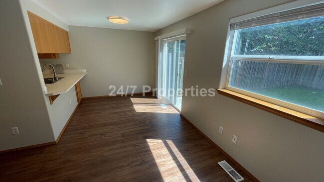 Building Photo - Spacious 3 BD | 2.5 BA Duplex - Beaverton/...