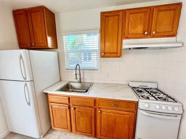 Building Photo - Spacious Studio with Archways, Kitchen Isl...