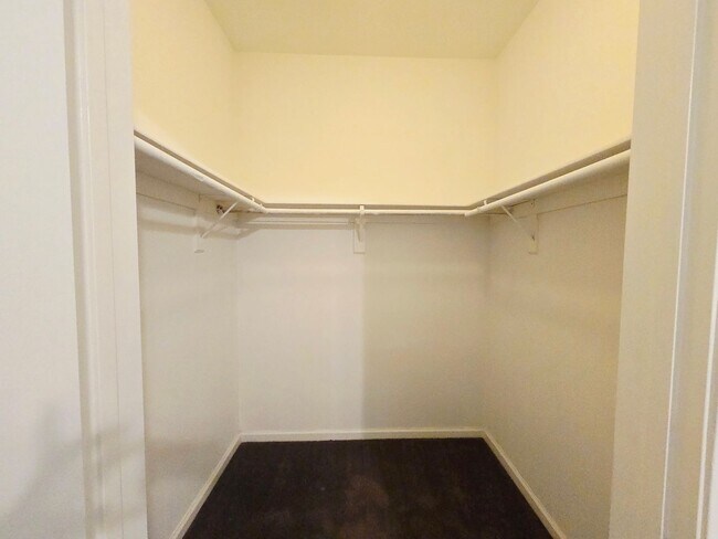 Building Photo - BEAUTIFUL 2 BEDROOM / 2 BATH LOWER LEVEL C...