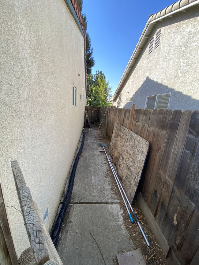 Building Photo - NE Visalia home available now!