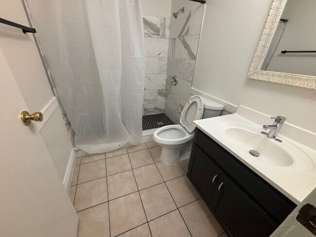 Building Photo - 2 Br/2 Ba. Condo on 2nd fl.