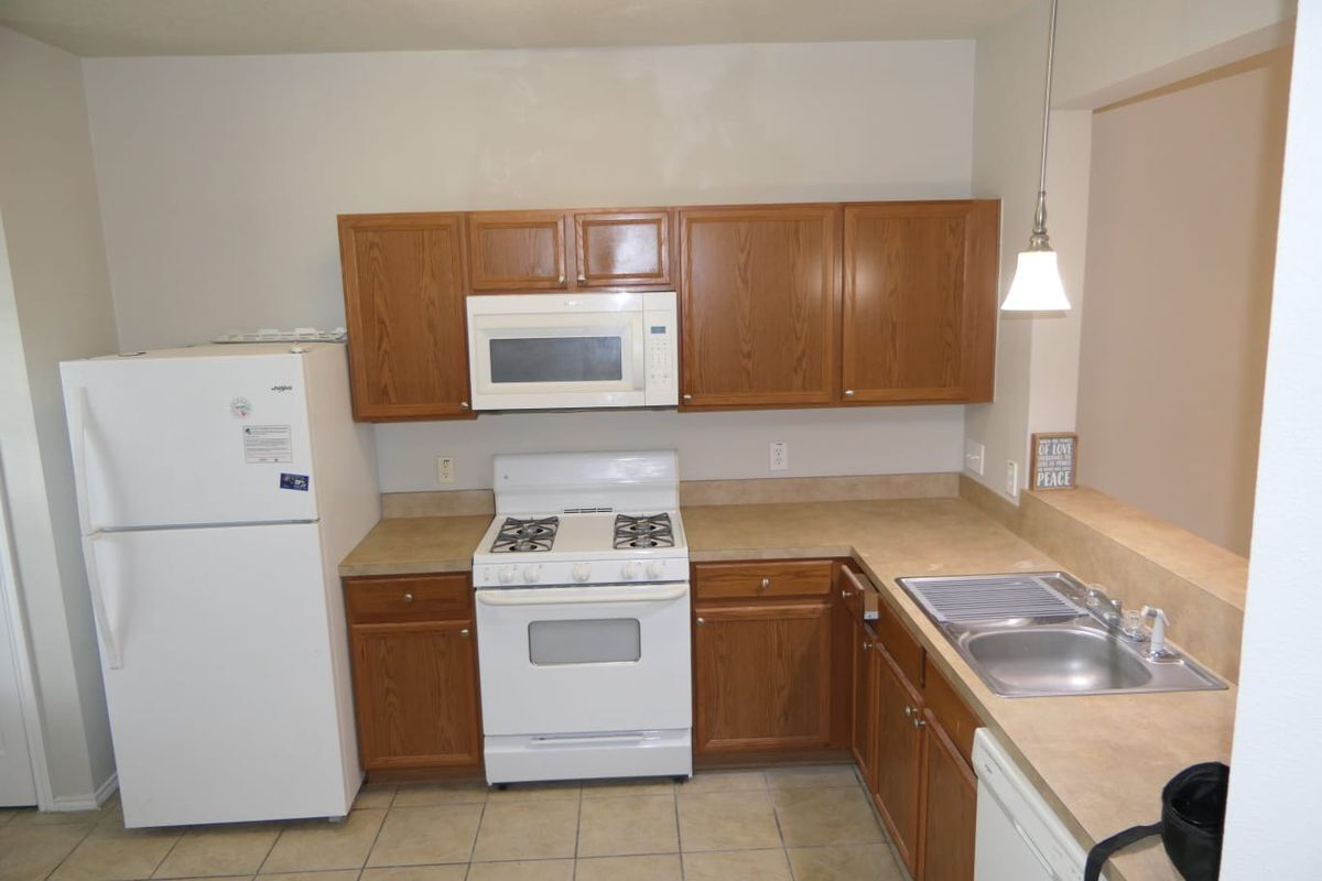 Building Photo - 2114 Vlg Xing Trl