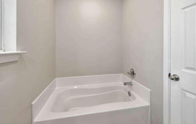 Building Photo - 4BR/2BA Home For Rent