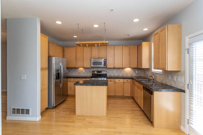 Building Photo - Downtown Living with Style & Views!