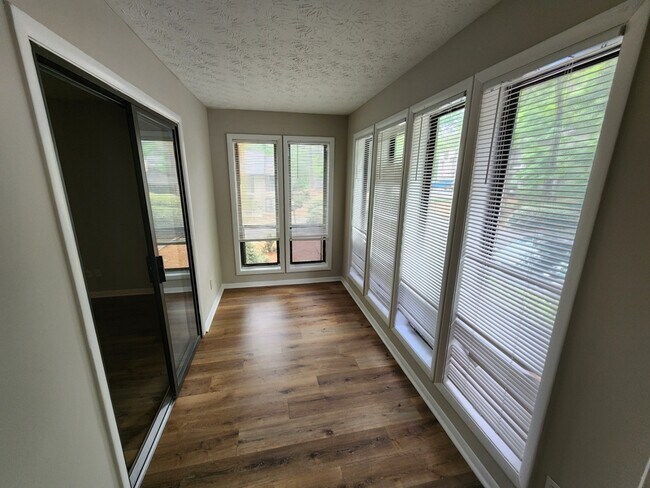 Building Photo - 9400 Roberts Dr