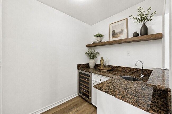 Building Photo - 6215 Queensloch Dr